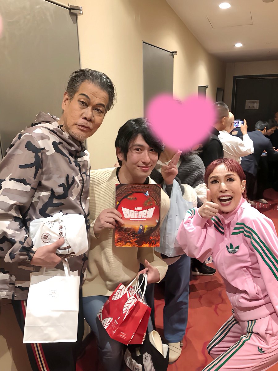 本日、母と2人で新歌舞伎座に観劇に
行ってきました！
いやぁ、本当に楽しかった😆
めっちゃ元気もらえました！！

そして久しぶりに
久本さん、梅垣さん、兵頭さんとお会いできて本当に嬉しかったです☺️

ラスト2公演！
千穐楽まで頑張ってください！！

#大逆転戦国武将誉賑