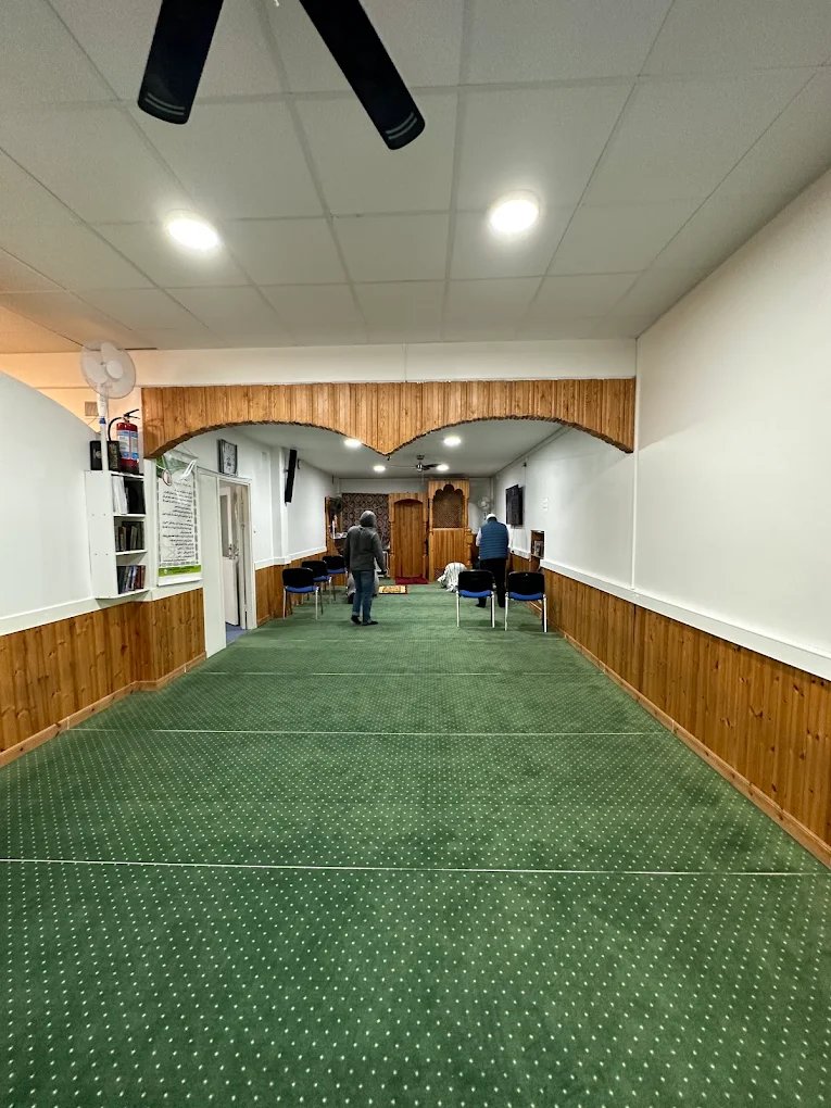 hanifbali's tweet image. Den somaliska moskén är en medlemsstyrd förening.

Det var på en madrass i denna lokal som den 7-åriga flickan fick sitt underliv sönderskuret.

Uppenbart vill medlemmarna att moskén ska bedriva en madressutlåningstjänst för blodiga övergrepp på små flickor.