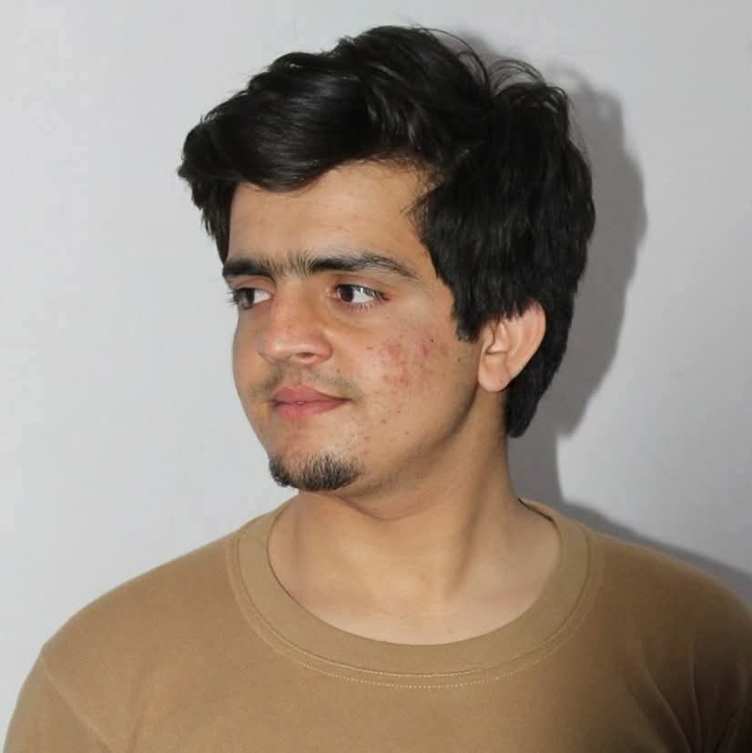 Skiper786's tweet image. یہ لڑکا ثقلین حیدر جو بنو جیل میں اس وقت قید ہے 
اس کو ملٹری کورٹس سے 8 سال سزا سنائی گئی 9 مئی کے کیسسز میں 
انکے لواحقین نے قیادت سے بار بار اپیلیں کی کسی نے ساتھ نہیں دیا ہے 
اب اس لڑکے کی آواز سوشل میڈیا ہی اٹھائے گا تاکہ سہیل آفریدی اس کی رہائی کرائیں