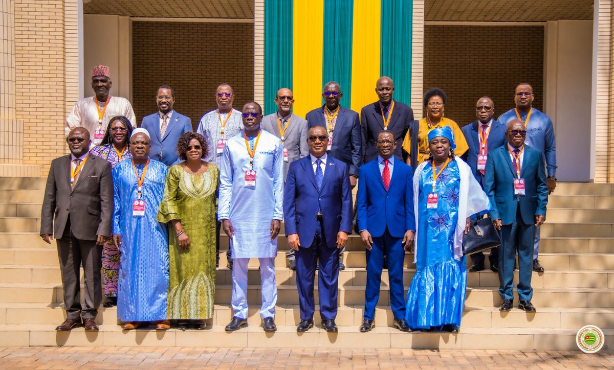 En marge de la 54ᵉ session du Conseil d’administration de l’EISMV Dakar, S.E. Faure Essozimna Gnassingbé a été élevé au rang de Docteur Honoris Causa. La cérémonie a été présidée par son représentant, SEM Komi Selom Klassou, en présence des ministres des pays membres. 

#mesri