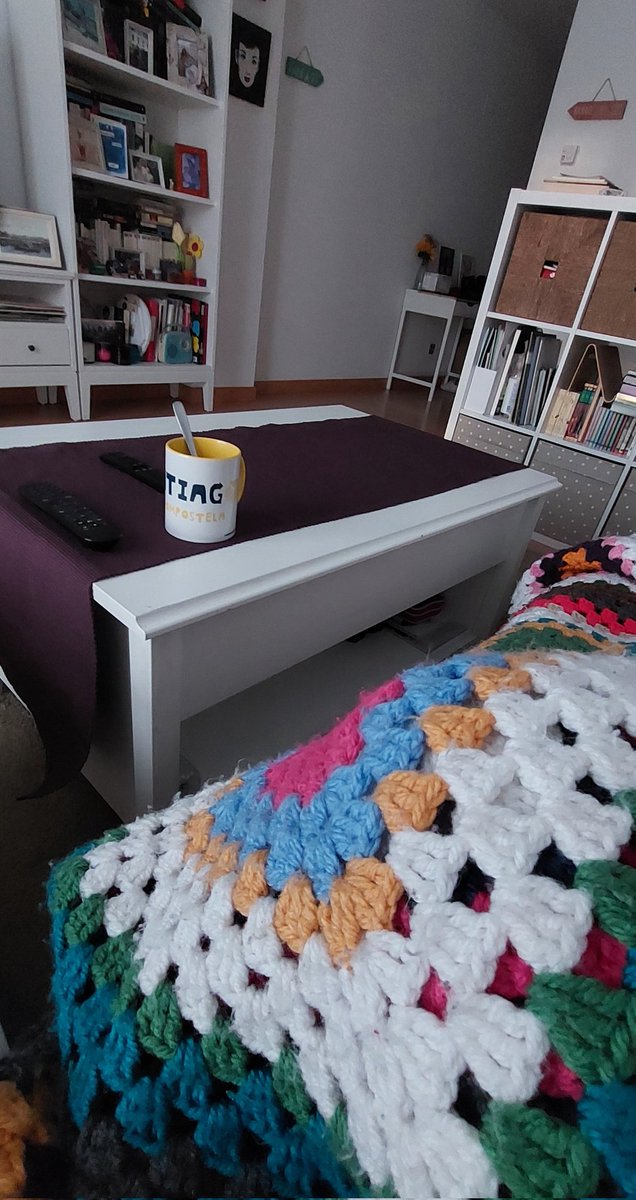 SinParar5's tweet image. Tarde de mantita, serie y té...