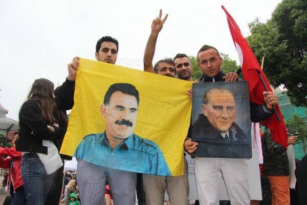 iremmtalks's tweet image. Chp, İmralı&apos;ya gitse alkışlayacaklardı, gitmedi yine alkışlıyorlar çünkü herhangi bir şuurları yok orası net..

Türkiye&apos;de terörün bitmesini desteklemeyen tek parti tabii ki chp olacaktı buna kimse şaşırmadı..

Genel ve yerel seçimlerde terör örgütü her gün chp desteğini…