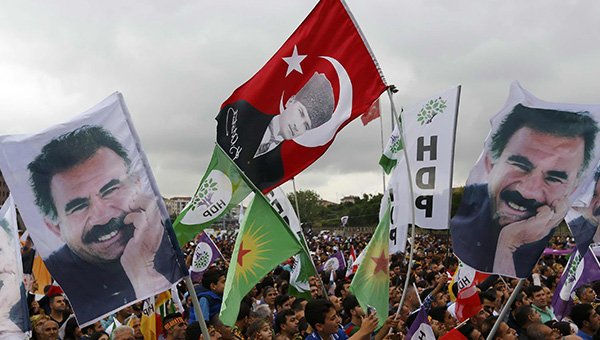 iremmtalks's tweet image. Chp, İmralı&apos;ya gitse alkışlayacaklardı, gitmedi yine alkışlıyorlar çünkü herhangi bir şuurları yok orası net..

Türkiye&apos;de terörün bitmesini desteklemeyen tek parti tabii ki chp olacaktı buna kimse şaşırmadı..

Genel ve yerel seçimlerde terör örgütü her gün chp desteğini…