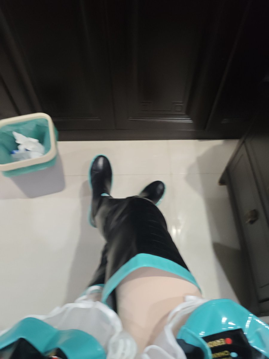 N52Sonic's tweet photo. 新头miku
冬天最喜欢穿长筒靴啦~

#kigurumi #初音ミク https://t.co/7zQWHi6KLB