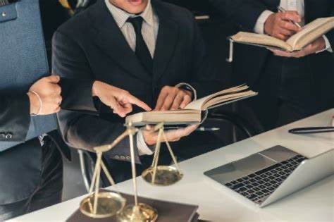 novasico's tweet image. En #USA muchos clientes suplican que un determinado letrado les lleve su caso… 

En #Francia hay 57.000 #abogados 
Sòlo en #Madrid 140.000 colegiados y ejerciendo unos 77.000 

Aun así no hay más abogados que pleitos 

“Así son las cosas y así … “

#competencia @alfilasesores