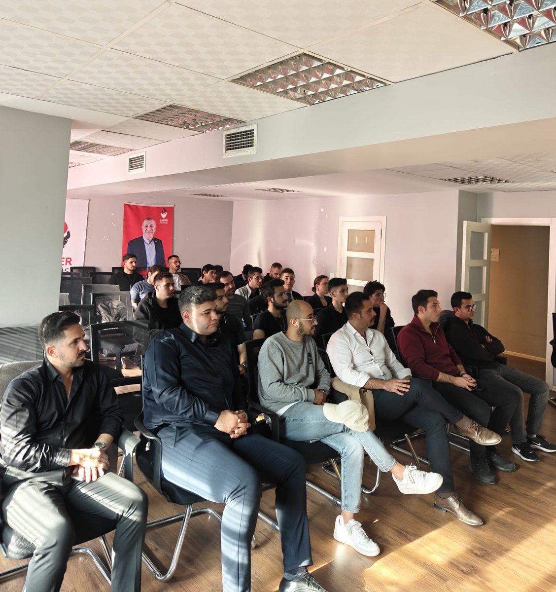 Zafer Partisi İstanbul Gençlik Kolları olarak “Yapay Zeka, Kariyer ve Bilimsel Bilgi: Geleceğe Yön Vermek” temalı seminerimizi gerçekleştirdik.

Gençlerle birlikte yapay zekânın geleceği, kariyer fırsatları ve bilimin toplumsal rolü üzerine verimli değerlendirmelerde bulunduk.