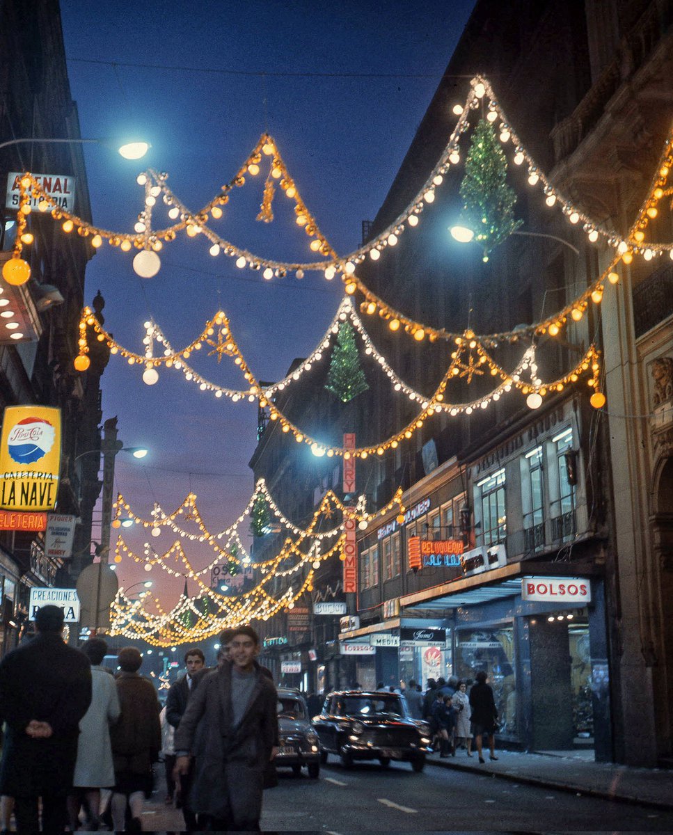 gatopormadrid's tweet image. La calle Arenal de Madrid decorada por Navidad en 1960.