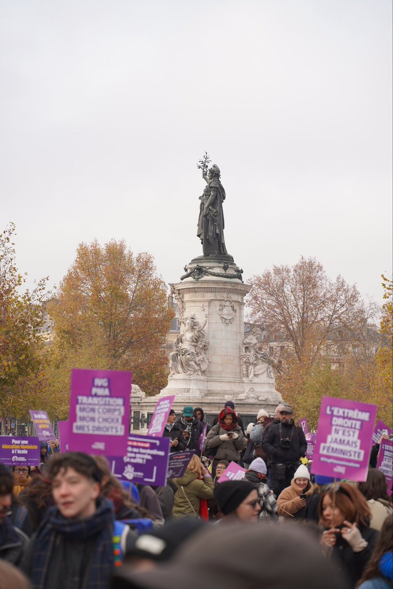 ManonAubryFr's tweet image. &quot;Ras le viol !&quot;

Un monde fou dans la rue contre les violences faites aux femmes ! 🔥

149 féminicides en 2025. Un record depuis que Macron est au pouvoir.

Macron voulait faire des droits des femmes la grande cause de son mandat, il en a fait son plus grand échec.