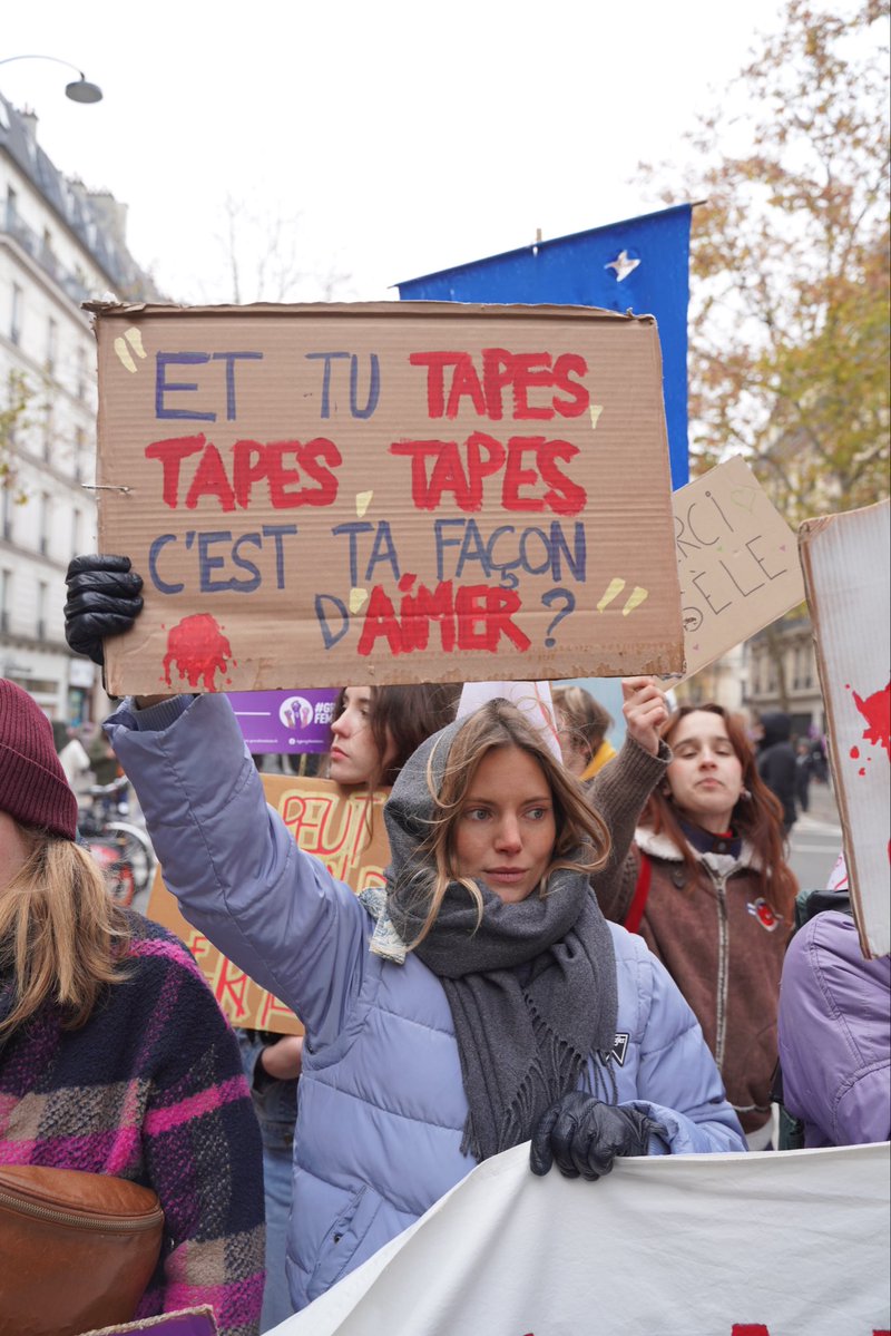 ManonAubryFr's tweet image. &quot;Ras le viol !&quot;

Un monde fou dans la rue contre les violences faites aux femmes ! 🔥

149 féminicides en 2025. Un record depuis que Macron est au pouvoir.

Macron voulait faire des droits des femmes la grande cause de son mandat, il en a fait son plus grand échec.