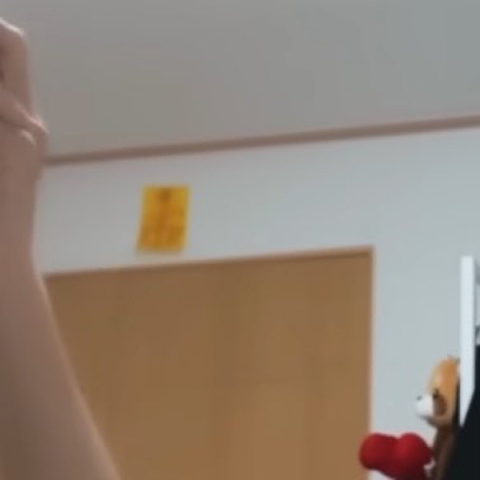 slipypudding's tweet image. แถมติดยันต์บนประตูหน้าห้องไปอีก 5555555555555