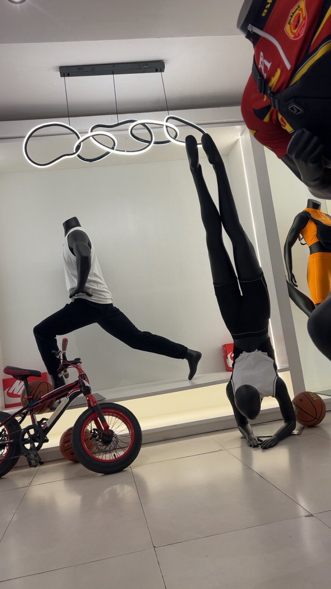 AnthonyNwike's tweet photo. These Ashlux mannequins lol - kept thinking someone was  moving beside me https://t.co/hXD6vWwvs6