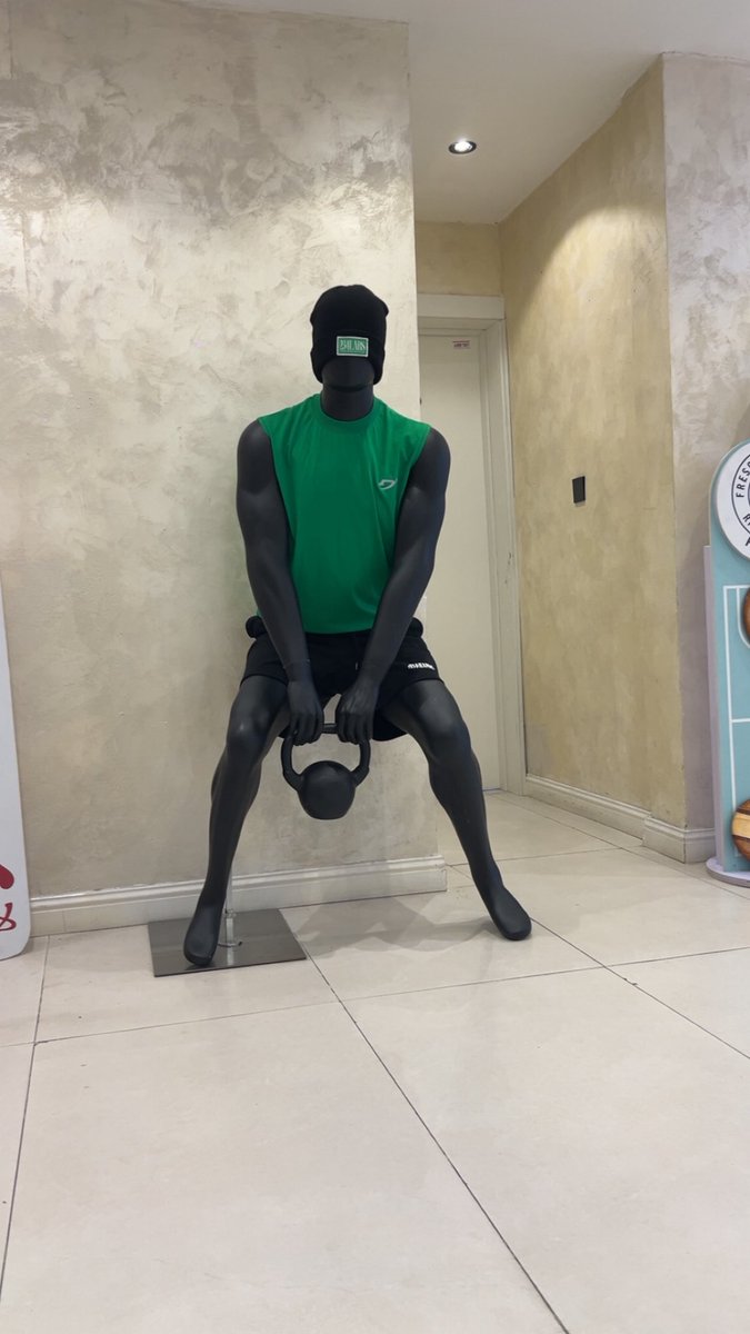 AnthonyNwike's tweet photo. These Ashlux mannequins lol - kept thinking someone was  moving beside me https://t.co/hXD6vWwvs6