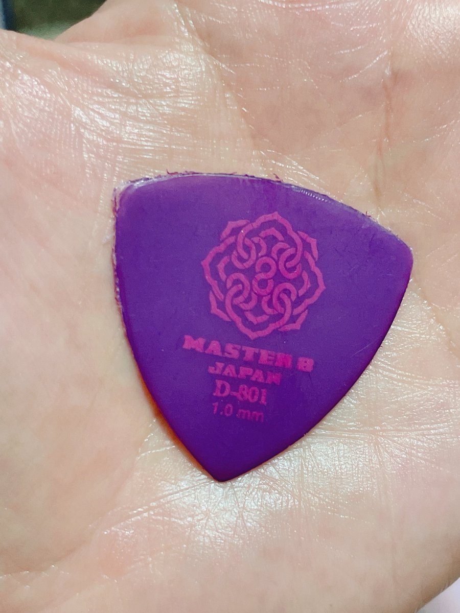 bufferlynch's tweet photo. 個人的に胸アツだったのは、Chirolynさん。
「君は変わっちまった」って、代々木体育館で聴いて以来ですよ。hideさんのツアーで。
しかもそのChirolynさんが投げたピックが、おでこに当たってゲットw
ぎょー!!! #Master8 ではないか!!
私もMaster8ユーザーなので、嬉しお寿司← https://t.co/LLMEicBSXT