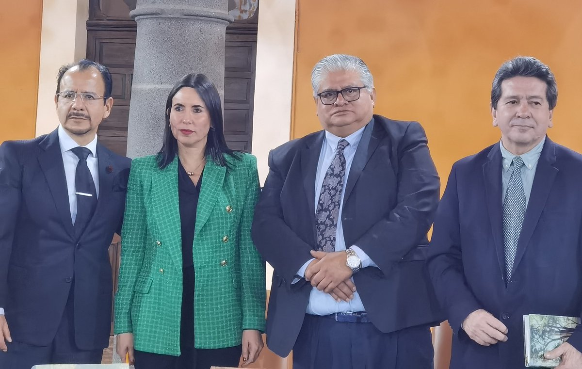 En el homenaje del gran erudito poblano
EFRAÍN CASTRO MORALES!!