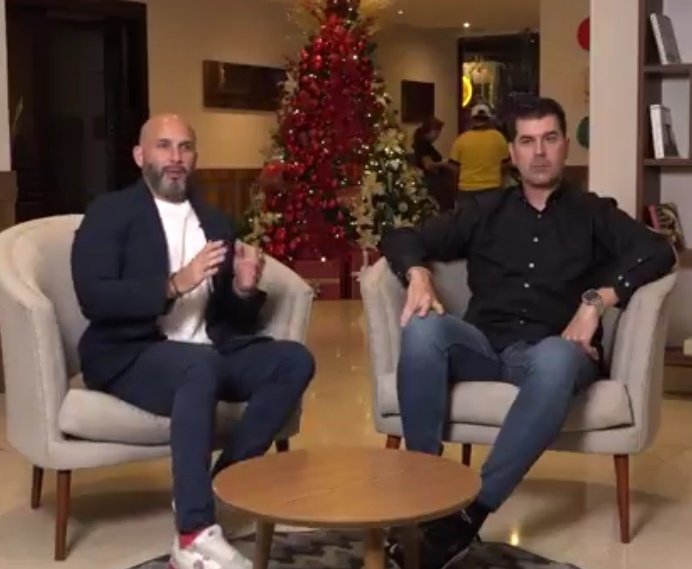 Se nota terminaron de culiar, los 2 todos despeinados, ella tiene puesto un suéter de el y él está temblando porque perdió la virginidad a cambio de una promo de mierda.