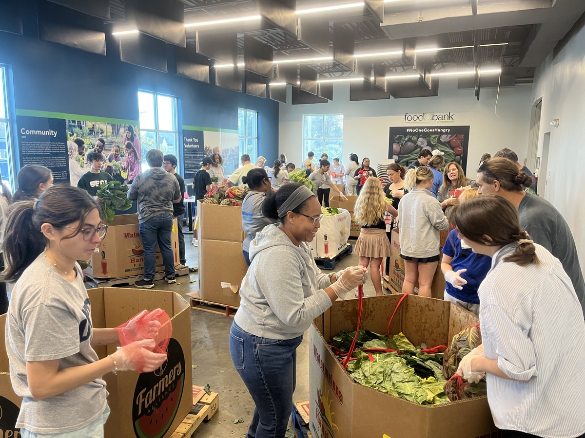 Team CFPUA had a great time volunteering at the Food Bank of CENC! Thank you to all our staff members who spent their Saturday morning helping neighbors 🥬🥫