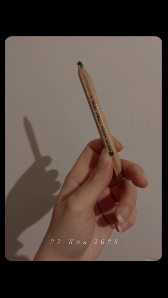 Gerçek kırtasiye gurmeleri bilir ki seneler geçtikçe ürünler birikir ve tamamen bitmeden yenisini almamaya karar verdiğiniz bi evre olur…..🤞🏻
Niyet ettim 2015’te aldığım bu kalemi 2026’’da bitirmeye 🙏🏻💫