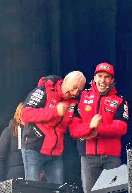 Immagine che vale più di mille parole.

#MotoGP
#Back2Back