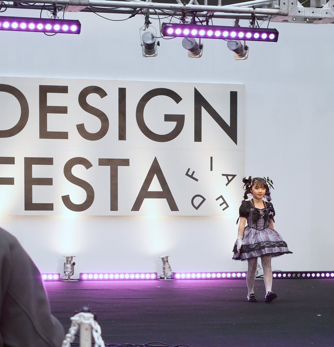 alpha_900's tweet image. ２０２５年１１月１６日（日）
第６２回デザインフェスタ
Ｌ４-ファッションショー
なのかさんステージ画像
私のプライベート撮影の
大切なモデルさんです。🥰
＃健ちゃん先生
＃l4ファッション
#js3
#jsガール
#小学生女子
#なのか
 #デザフェス
#デザインフェスタ