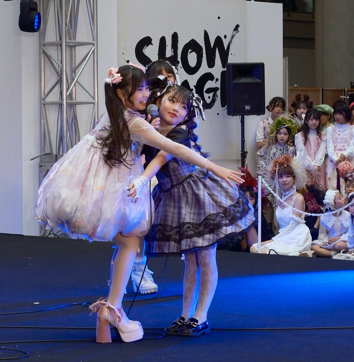 alpha_900's tweet image. ２０２５年１１月１６日（日）
第６２回デザインフェスタ
Ｌ４-ファッションショー
なのかさんステージ画像
私のプライベート撮影の
大切なモデルさんです。🥰
＃健ちゃん先生
＃l4ファッション
#js3
#jsガール
#小学生女子
#なのか
 #デザフェス
#デザインフェスタ