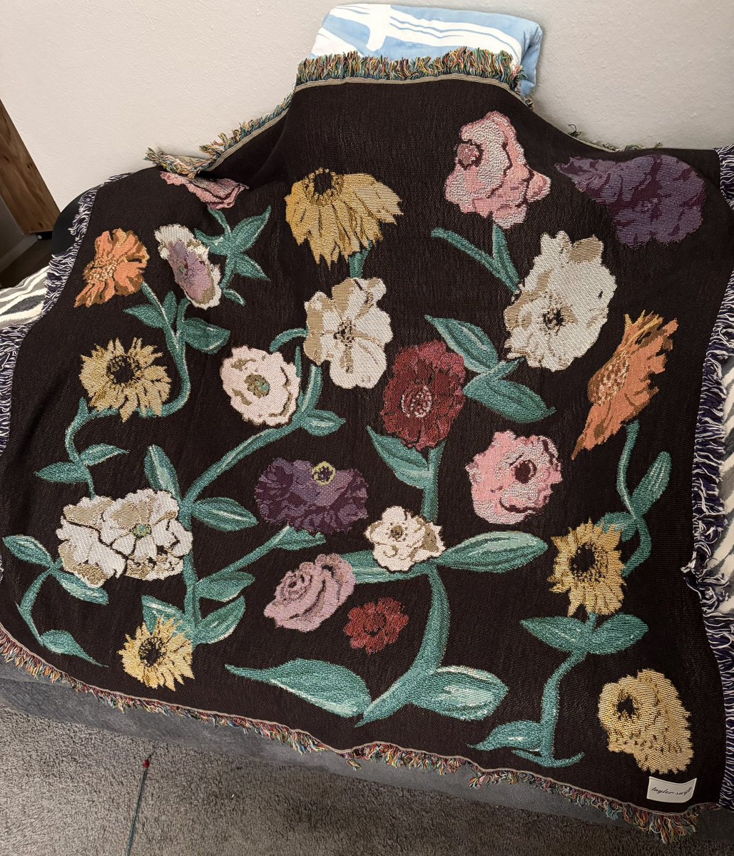 Everyday4Luv's tweet image. Swiftmas has stressed me out!  but it was so worth it and with a lil luck I secured some items I wanted and they finally started arriving❤️ #taylorswift #taylornation #swiftmas #surprisesongpiano #TLOAS #TSTheErasTour  @taylornation13 @taylorswift13