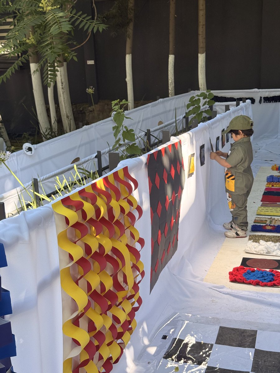 SubEducParv's tweet image. ✨ Celebramos el Día de la Educación Parvularia junto al @ciae_uchile en la instalación “El arte de las matemáticas”, que invita a jugar y desarrollar el pensamiento creativo desde los primeros años. Reconocemos a niñas y niños como protagonistas y agradecemos a los equipos💚