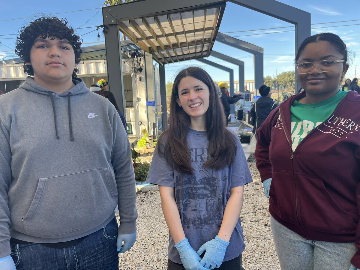 aes_dville's tweet image. @TagMagnet Key Club spent the day volunteering at the Thanksgiving Dinner Giveaway in Joppa, TX alongside the Oak Cliff Veggie Project. Proud to serve our community!