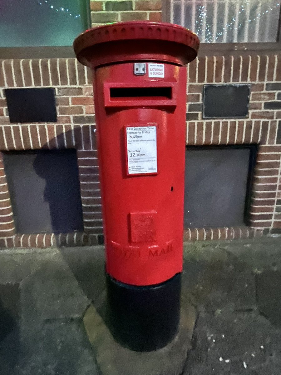 smellen_66's tweet image. A late entry for  #postboxsaturday today as I waited for the Halstead lights switch on at 4pm 😁🎄💡 
The postbox looks on at the festive high street…and awaits the Christmas card season 📮 💌