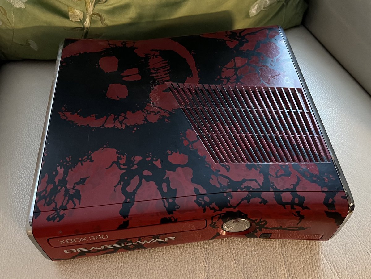 KatsuyaTheFuuk's tweet image. Gonna clean out my cousin&apos;s neglected 360 so he could get some use out of it again. With Bad Update of course. But yeah it DESPERATELY needs a cleaning and fresh thermal paste. Don&apos;t ever trust a Slim or E 360 with the original factory thermal paste. REPLACE IT