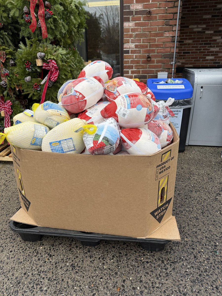 Greg_Vartan's tweet photo. Turkey drive with Meg and the new @CFBNJ mascot, Rooty! Crazy that I couldn’t get a photo with Rooty and Megan at the same time… https://t.co/dCbRnfhhMc