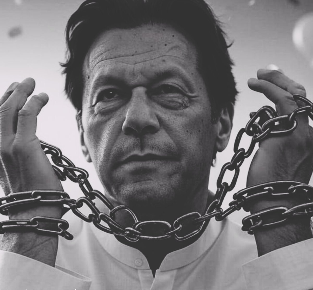 کمنٹ میں Free Imran Khan لکھیں اور اپنی فالورز کو بڑھائیں، شکریہ