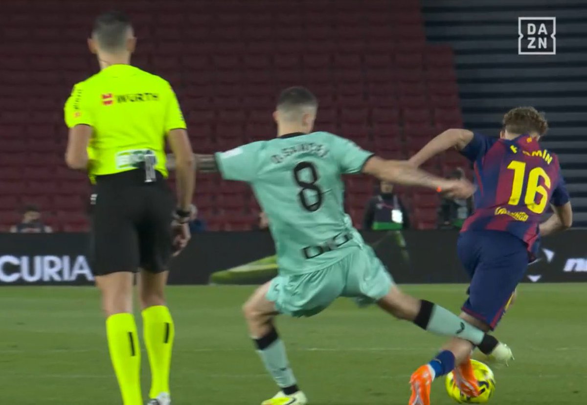 HoyEnDeportes4's tweet image. Menos mal que el VAR ha llamado al árbitro, porque por culpa de un mosquito que había volando no había podido ver claramente la patada de Sancet a Fermín…