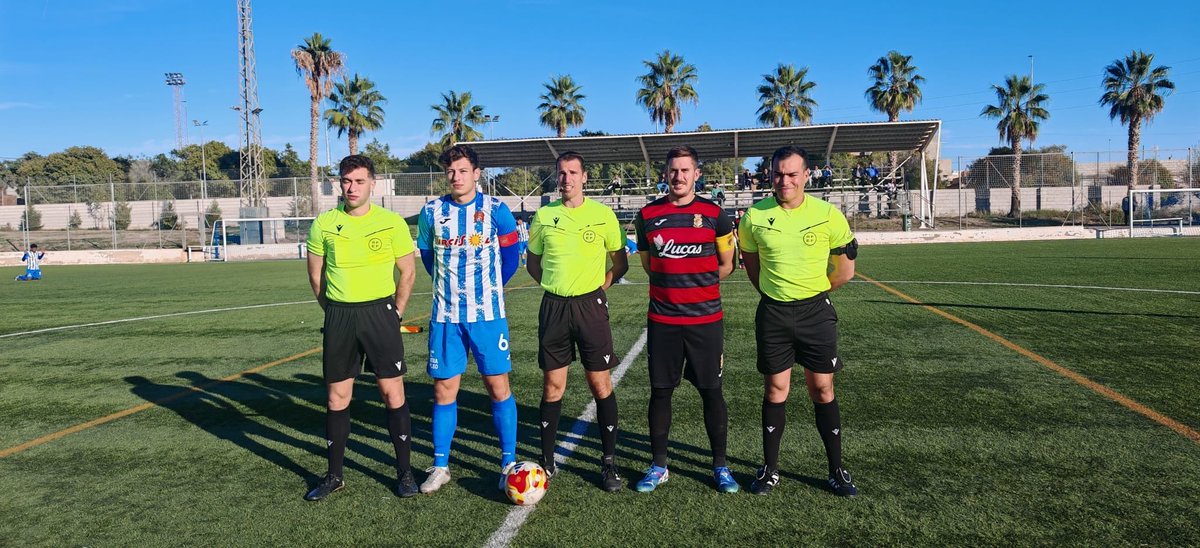 📸 𝗙𝗼𝘁𝗼 𝗼𝗻𝗰𝗲 𝗶𝗻𝗶𝗰𝗶𝗮𝗹 del partido y capitanes con trío arbitral. 

#AguilasBSantaCruz
