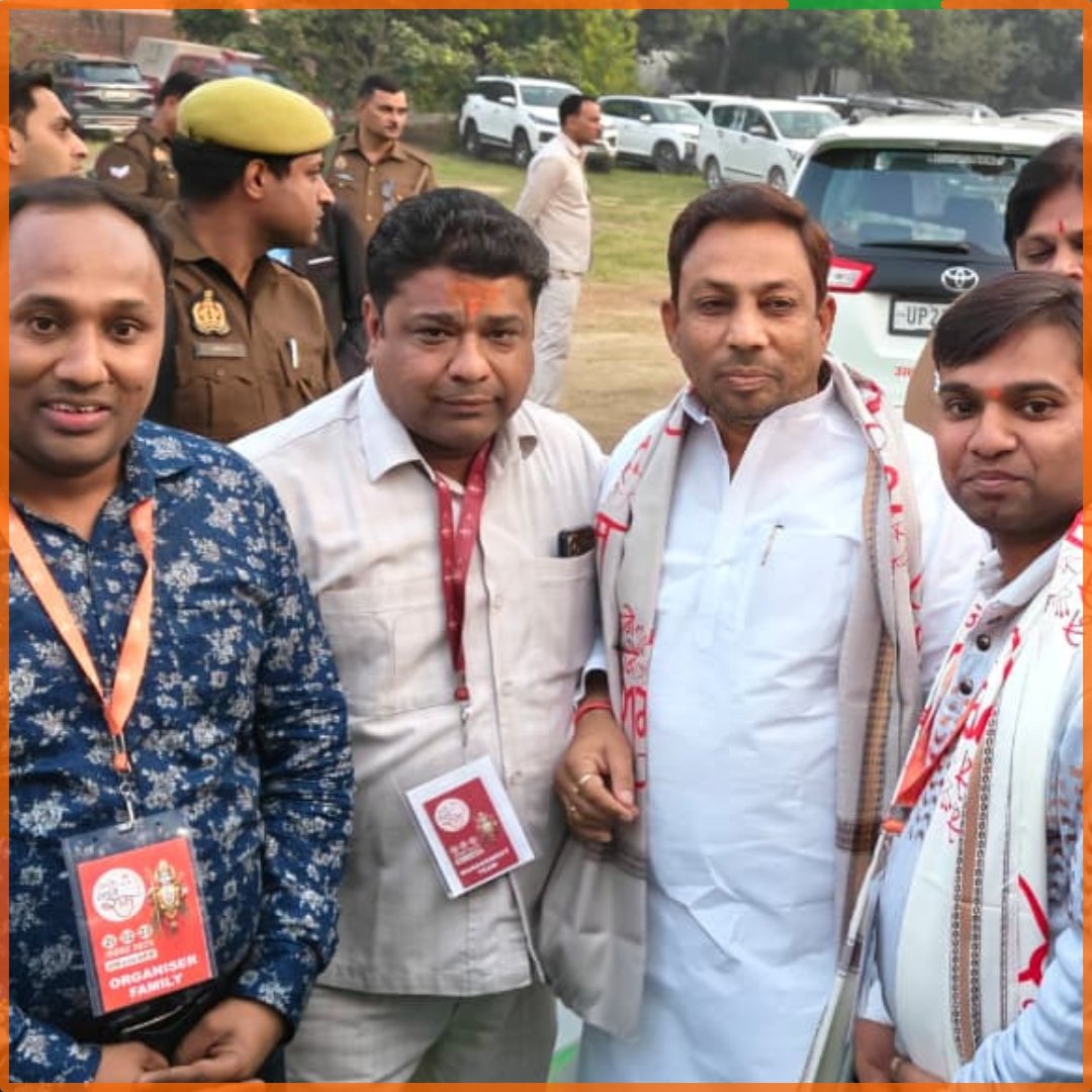 DSTomarMLA's tweet image. आज अपनी विधानसभा धौलाना के पिलखुवा में रामलीला मैदान में उत्तर प्रदेश के माननीय उपमुख्यमंत्री श्री बृजेश पाठक जी के साथ प्रसिद्ध कवि एवं श्रीराम कथा वाचक डॉ. कुमार विश्वास जी द्वारा प्रस्तुत दिव्य संगीत-मयी राम कथा “अपने-अपने राम” का श्रवण करने का सौभाग्य प्राप्त हुआ।