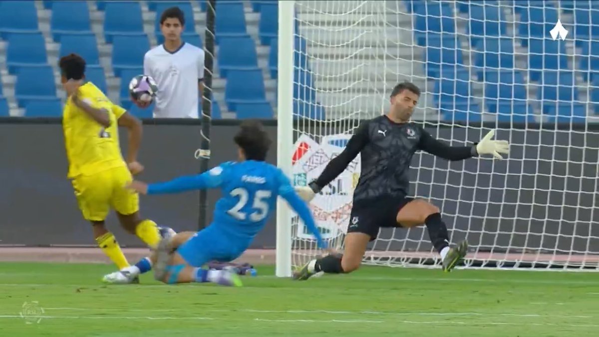 نفسها بس لون التيشيرت يفرق