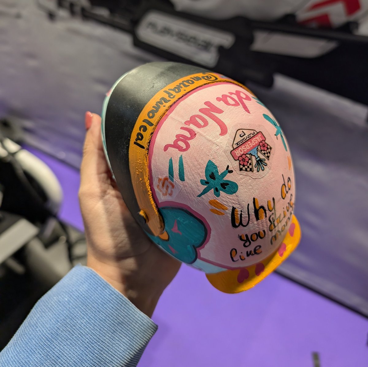 Hoy me han hecho muy feliz dejándome pintar mi propio minicasco 🥹

He tardado 1 hora solo en elegir los colorinchis, así que imaginaos la de tiempo que me ha costado hacerlo

(Tenéis que decirme que os encanta y que es precioso)

Gracias <a href="/_MagGaming_/">MagGaming</a> <a href="/PlayseatGlobal/">Playseat®</a> 🫶🏼