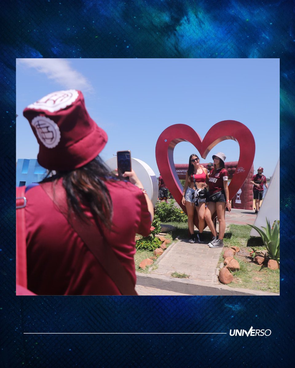 Universo970py's tweet image. #Nacionales | ☀️⚽ Hinchas del Lanus descansando tras un largo viaje en la Costanera, y refrescandose por el intenso calor con los aspersores de la Costanera Norte

📹 Vídeo: @angelicagesama
📸 Fotos: Mariana Díaz/Nacion Media

📻#Universo970AM