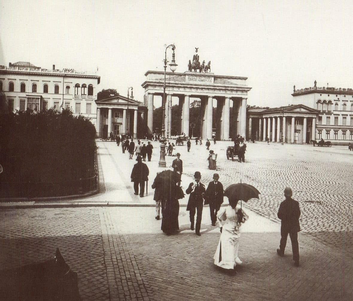 slowberlin's tweet image. The Brandenburg Gate / Pariser Platz before Starbucks (1890) #berlin