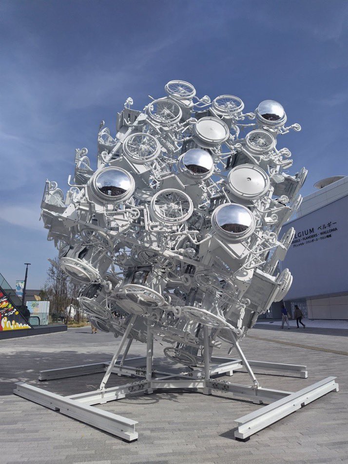 あの白いオブジェが、
車椅子の集合体だったことに気づいていなかった人も多いようなので、拡散。👀

x.com/art_ex_japan/s…

#万博