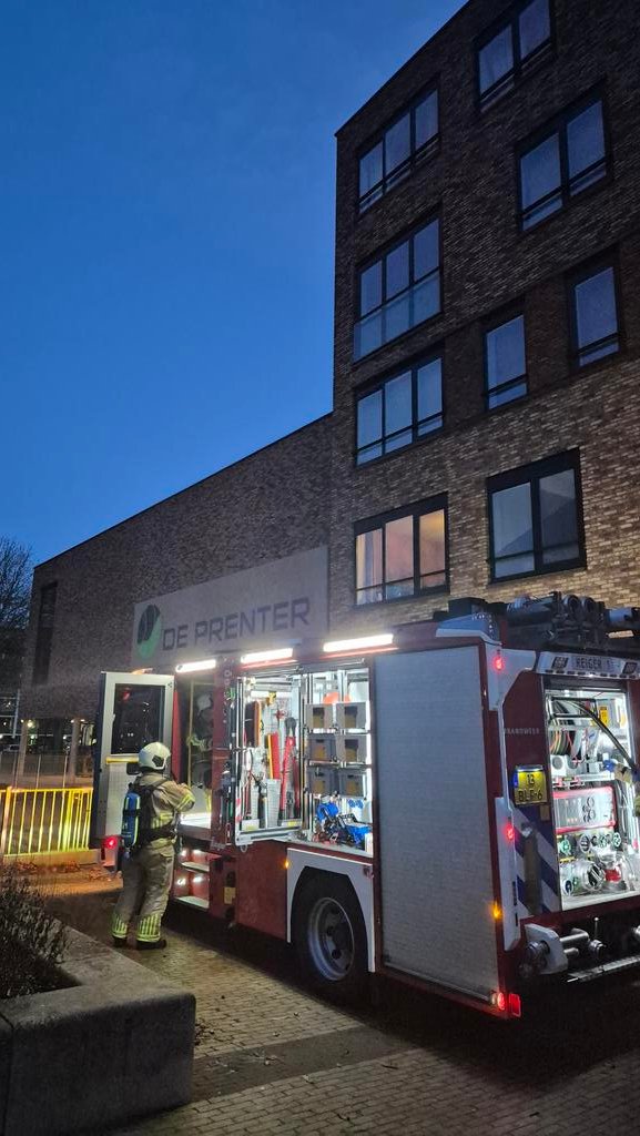 Kleine brand buiten tegen gevel geblust