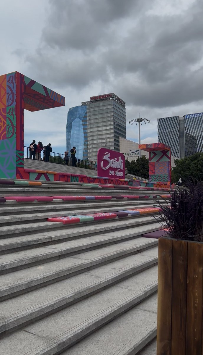 بعد سنتين بالصين والأندماج مع الشعب الصيني وفهم الثقافة الصينية وحُبها ، رجعت للصين لكن هذي المره مختلفه عن جميع المرات بكل فخر واعتزاز مثلت وطني المملكة العربية السعودية و نقلت ثقافتنا للشعب الصيني الحبيب .