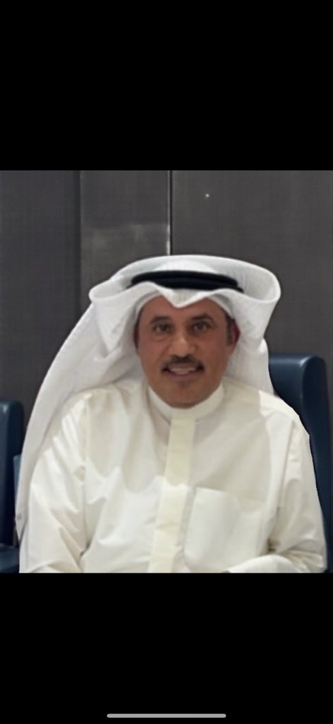 لا اعرف هذا الرجل الله يرحمه ولكن رأيته في عزائه تزاحم الناس على ان يعزوا اهله ويقفوا بطابور طويل امتد لخارج مكان العزاء إلى مغيب الشمس لا المال ولا المنصب يدوم الذي يدوم فعلا الذكر الطيب واعزي أسرته واقول لاولاده من خلف ما مات #صالح_غنام_العنزي