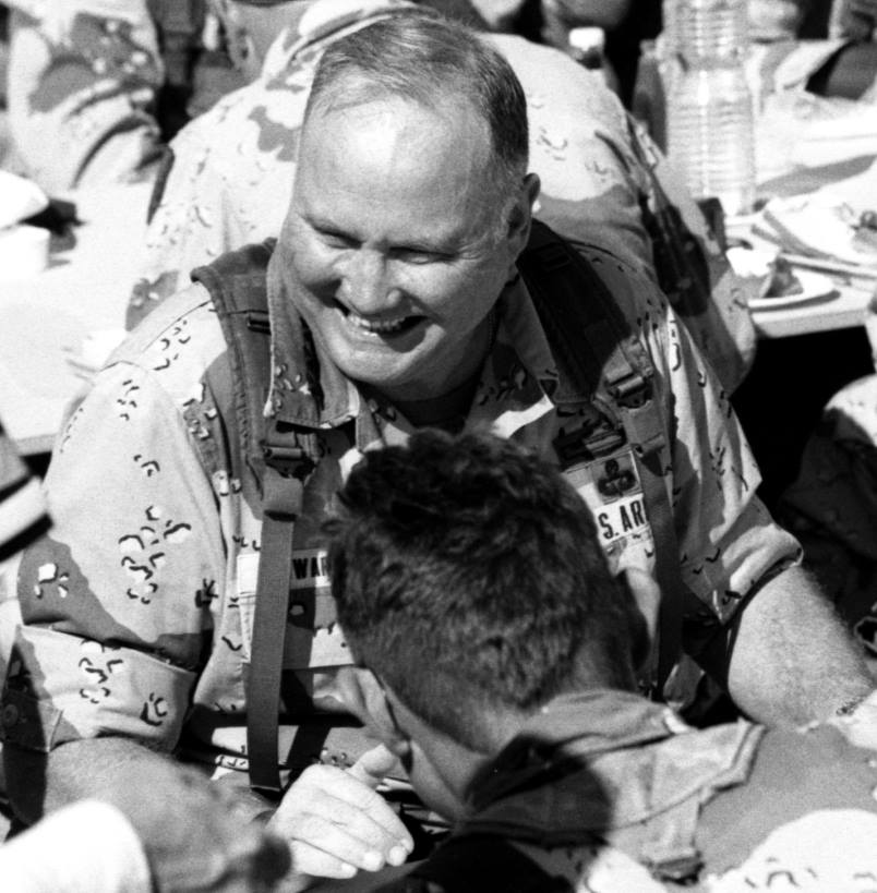 General Norman Schwarzkopf shares Thanksgiving dinner with American service members at a base deep in the Saudi desert during Operation Desert Shield, offering encouragement to the troops stationed far from home.
📷: Nov 1990
bit.ly/SupportTheMemo…