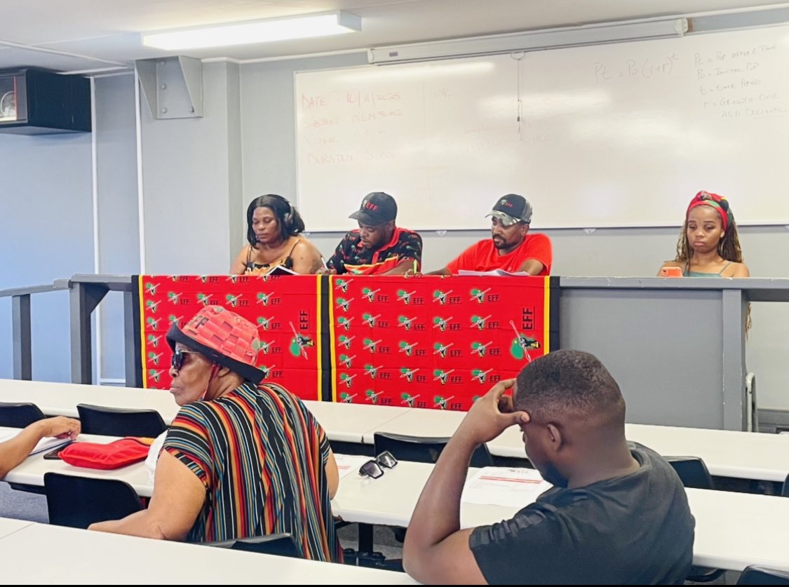 EastLondon_SRCT's tweet photo. ♦️In Pictures♦️

The East London SRCT, today, held a meeting with all East London Branches’ Chairs &amp; Secretaries together with the SRYILC Convener &amp; Coordinator as well as their deployees to Branches.

The EL Sub-Regional leadership remains resolute to serve the people. ❤️🖤💚 https://t.co/42NdsCuNdg