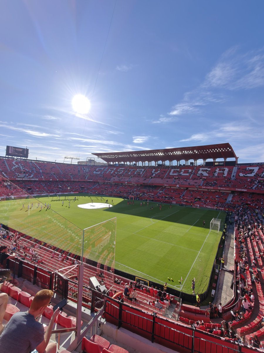 ImaginaryCard's tweet image. 2 weeks ago today it was 25c in Sevilla and today it&apos;s about 2c and pissing it down in London. I need to go there more often tbh #SevillaFC