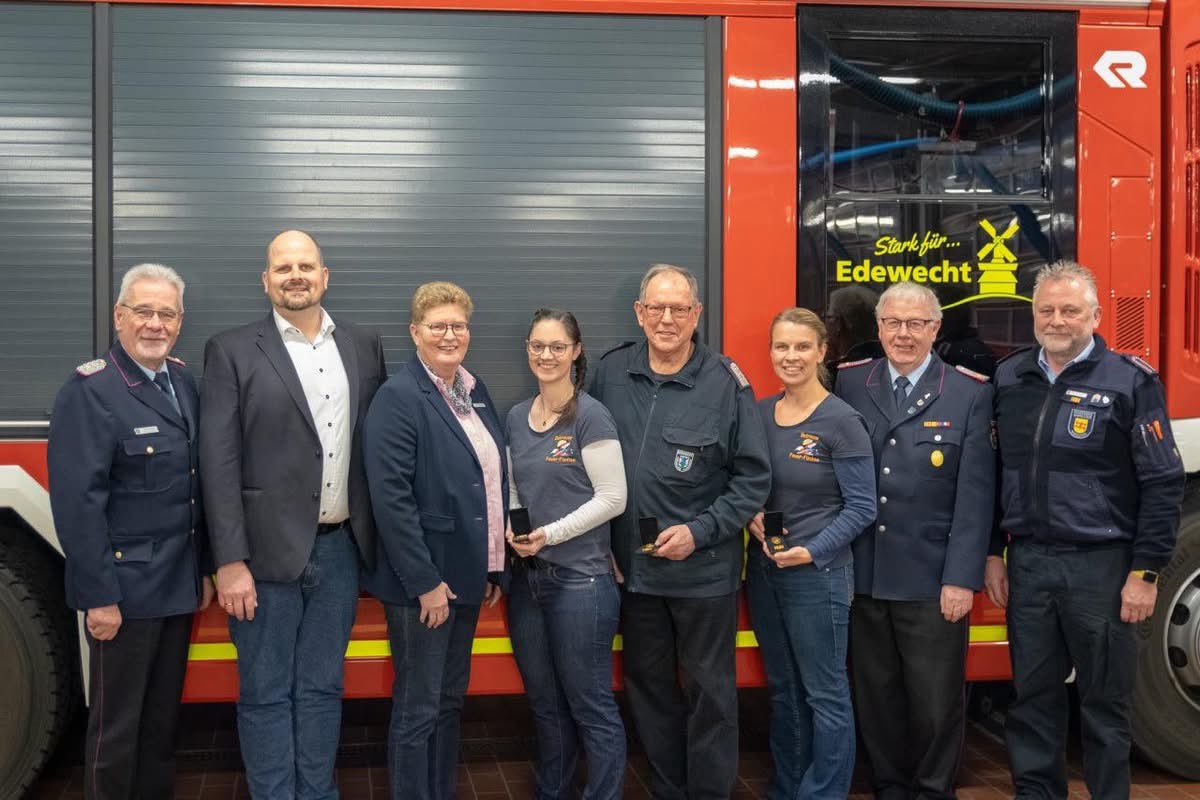 10 Jahre Kinderfeuerwehr Edewecht
Die Feuer-Füchse feiern Jubiläum!

kreisfeuerwehr-ammerland.de/2025/11/22/10-…