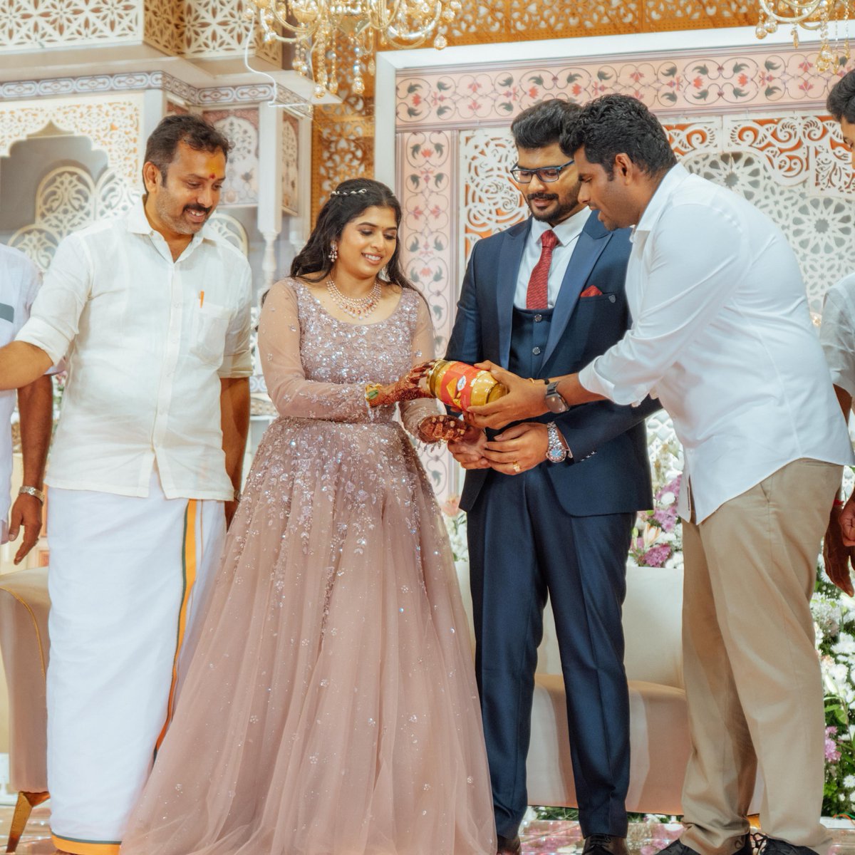 annamalai_k's tweet image. இன்று மாலை, அமமுக கரூர் மேற்கு மாவட்டச் செயலாளர், அண்ணன் திரு. P.S.N. தங்கவேல் அவர்களது அன்பு மகள், டாக்டர் T. காருண்யா மற்றும் மணமகன், டாக்டர் M. லத்தீஸ் கன்பத் ஆகியோரின் திருமண வரவேற்பு விழா நிகழ்ச்சியில், @BJP4Tamilnadu கரூர் மாவட்டத் தலைவர் அண்ணன் திரு @VVSenthilnathan…