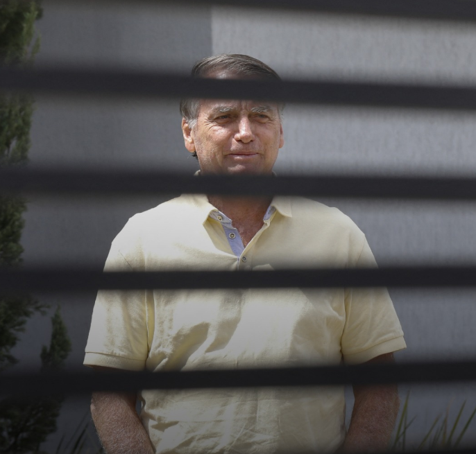 Midiagem_'s tweet photo. 🇧🇷 Bolsonaro é preso preventivamente em Brasília neste sábado

A Polícia Federal prendeu preventivamente Jair Bolsonaro na manhã deste sábado em Brasília, após mandado autorizado pelo ministro Alexandre de Moraes. A PF chegou ao condomínio por volta das 6h e levou o ex-presidente para a Superintendência da corporação.

A decisão aponta risco de fuga e descumprimento de medidas judiciais, elementos que motivaram a conversão para prisão preventiva. A medida ocorre enquanto a defesa ainda tenta reverter decisões anteriores no Supremo.

O episódio acrescenta tensão ao já conturbado cenário institucional brasileiro, com efeitos diretos sobre o ambiente político e a percepção de estabilidade no país.

#Brasil #Bolsonaro #PF #STF