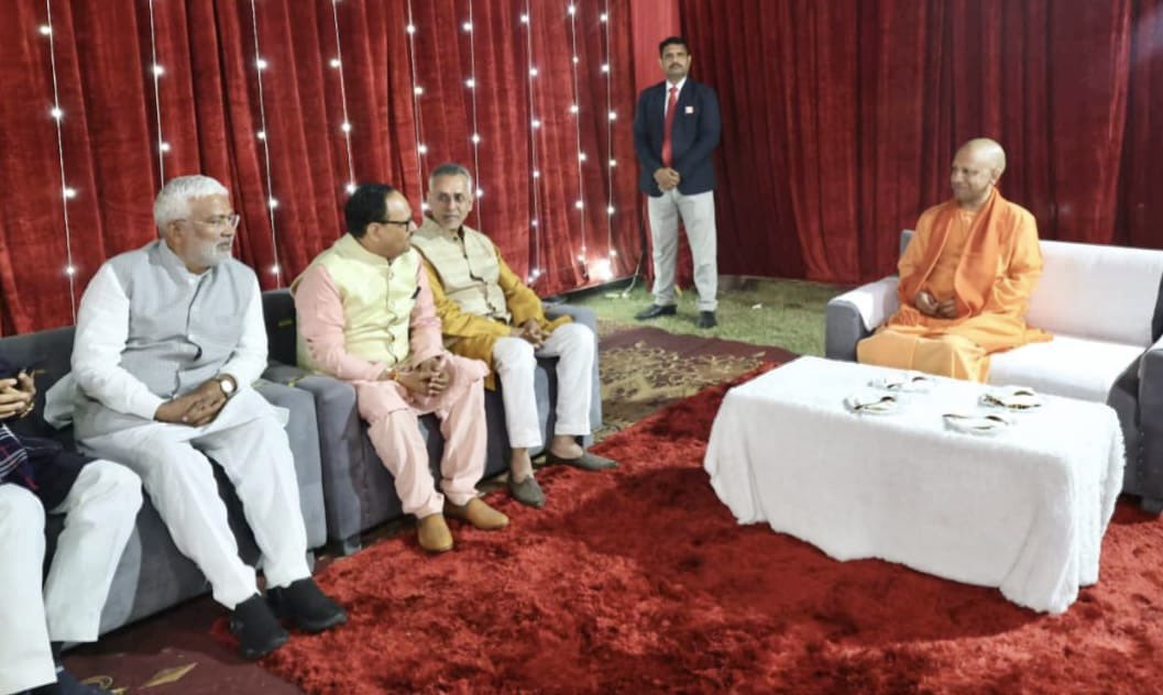 आज लखनऊ में वरिष्ठ पत्रकार श्री सद्गुरु शरण अवस्थी जी के पुत्र के वैवाहिक समारोह में सम्मिलित होकर शुभकामनाएँ प्रेषित की। 

<a href="/myogiadityanath/">Yogi Adityanath</a>