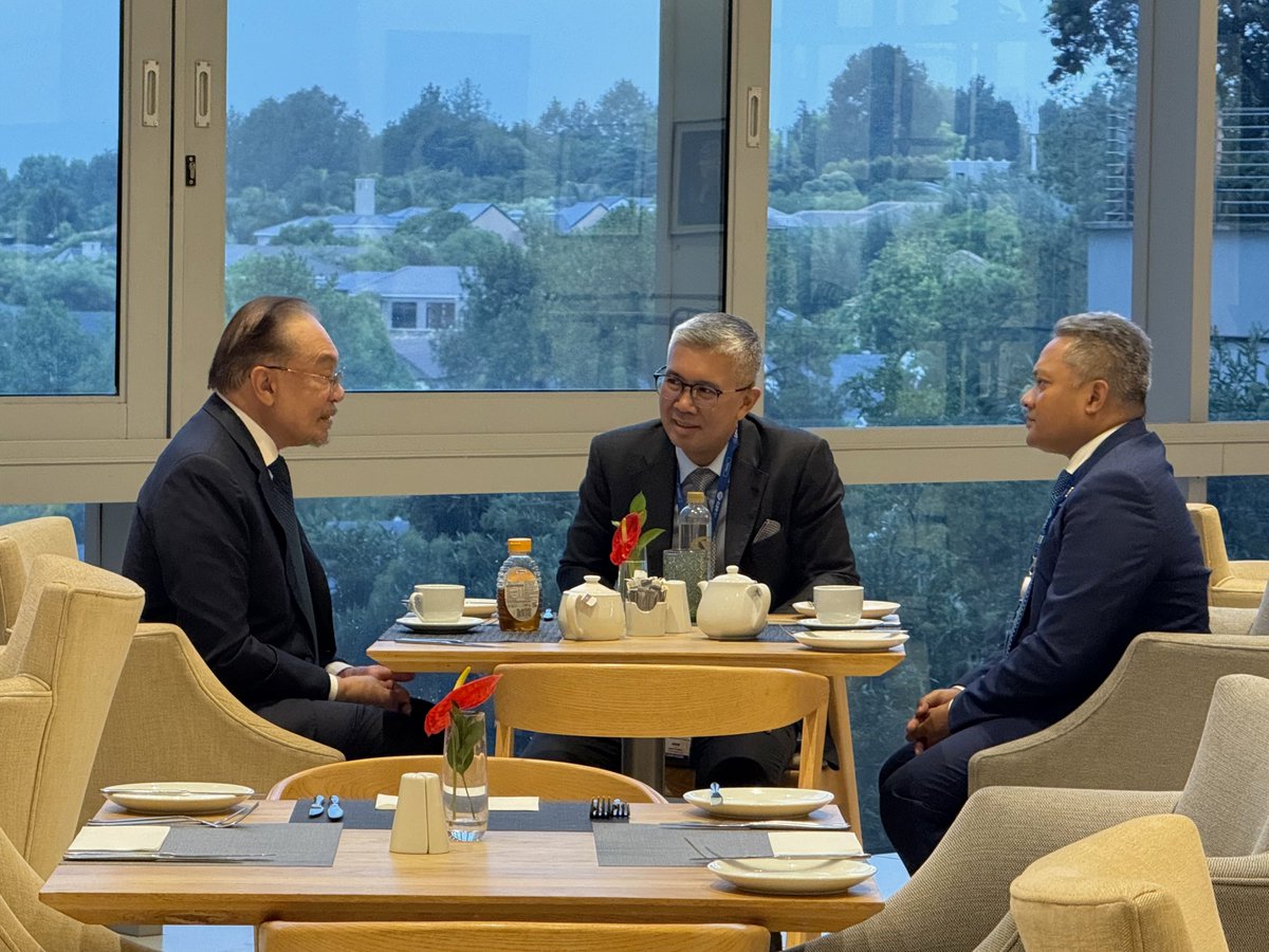 anwaribrahim's tweet photo. Santai sebentar sementara menunggu giliran sampaikan kenyataan di sesi kedua Sidang Kemuncak G20.

#MalaysiaMADANI
#MADANIbekerja
#DiplomasiMADANI https://t.co/6VEpw2FY6m